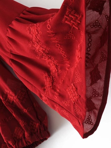 Egy éteri női blúz piros színben, csupasz váll