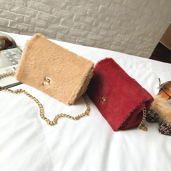 Női pehelytáska hosszú fém fogantyúval, különböző színekben