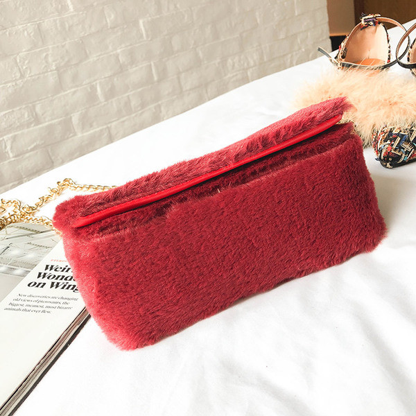 Női pehelytáska hosszú fém fogantyúval, különböző színekben