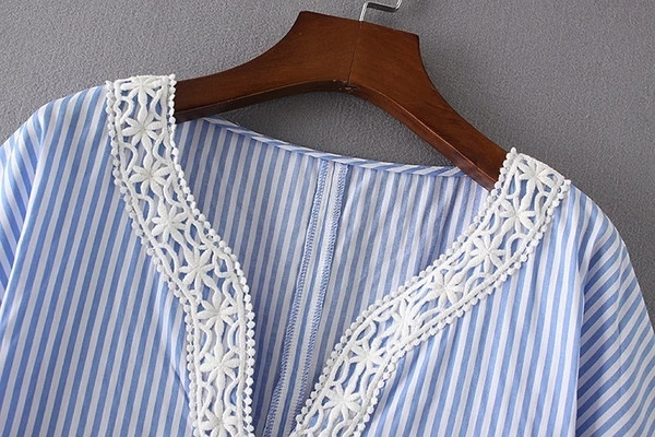 Alkalmi női rövid póló V-nyakkal, csíkokkal, szalaggal