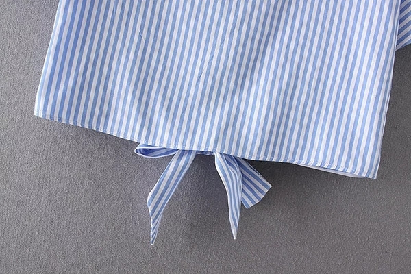 Alkalmi női rövid póló V-nyakkal, csíkokkal, szalaggal