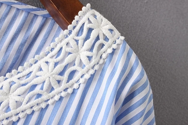 Alkalmi női rövid póló V-nyakkal, csíkokkal, szalaggal