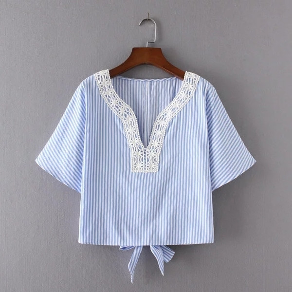 Alkalmi női rövid póló V-nyakkal, csíkokkal, szalaggal