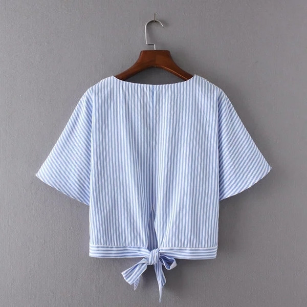 Alkalmi női rövid póló V-nyakkal, csíkokkal, szalaggal