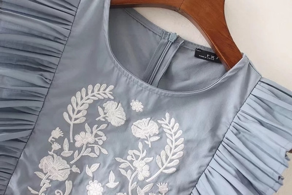 Nyári női overál hímzéssel