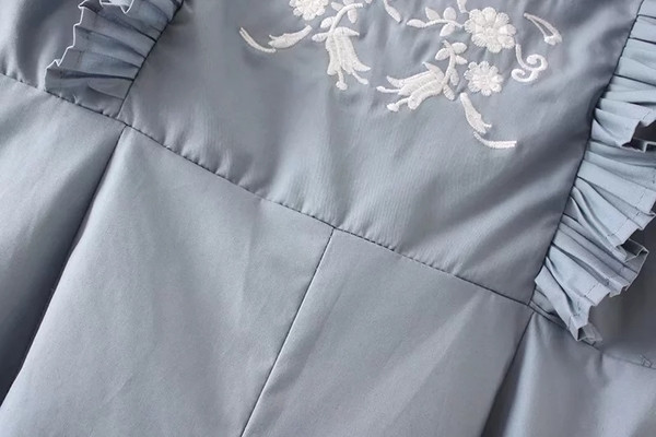 Nyári női overál hímzéssel