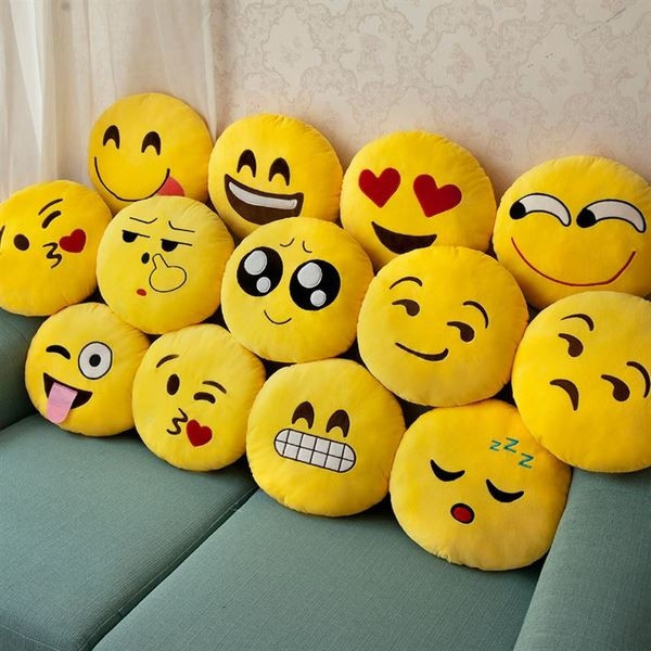 Perna moale de pluș cu broderie interesantă, multe modele