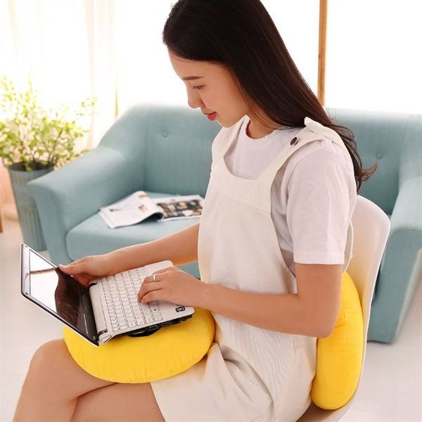 Perna moale de pluș cu broderie interesantă, multe modele