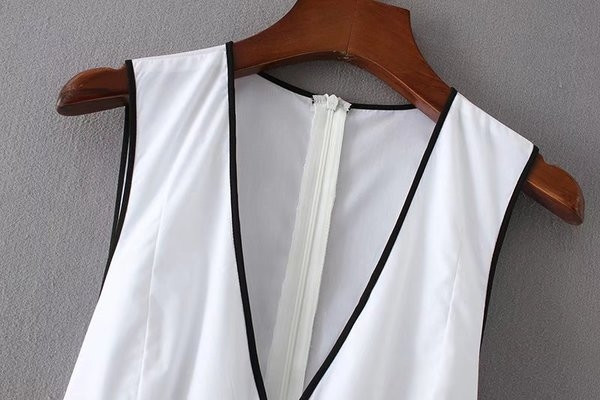 Modern női felső V-nyakkal, fehér és kék színben