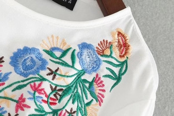 Γυναικεία μπλούζα για το φθινόπωρο και την άνοιξη  με floral μοτίβα σε λευκό χρώμα