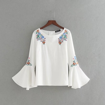 Дамска есенно-пролетна блуза с флорални мотиви в бял цвят