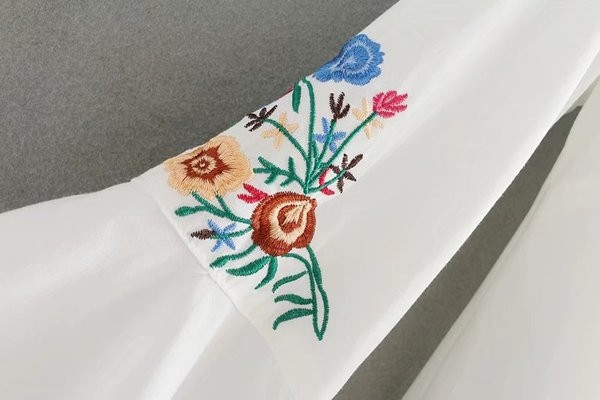 Γυναικεία μπλούζα για το φθινόπωρο και την άνοιξη  με floral μοτίβα σε λευκό χρώμα