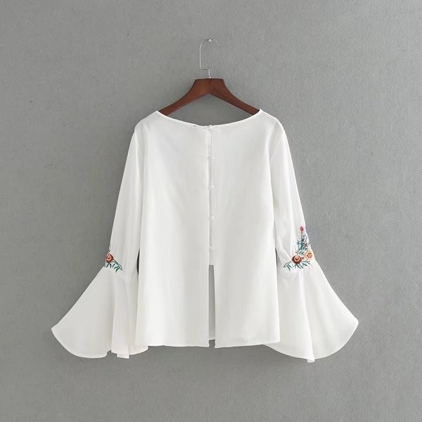 Γυναικεία μπλούζα για το φθινόπωρο και την άνοιξη  με floral μοτίβα σε λευκό χρώμα