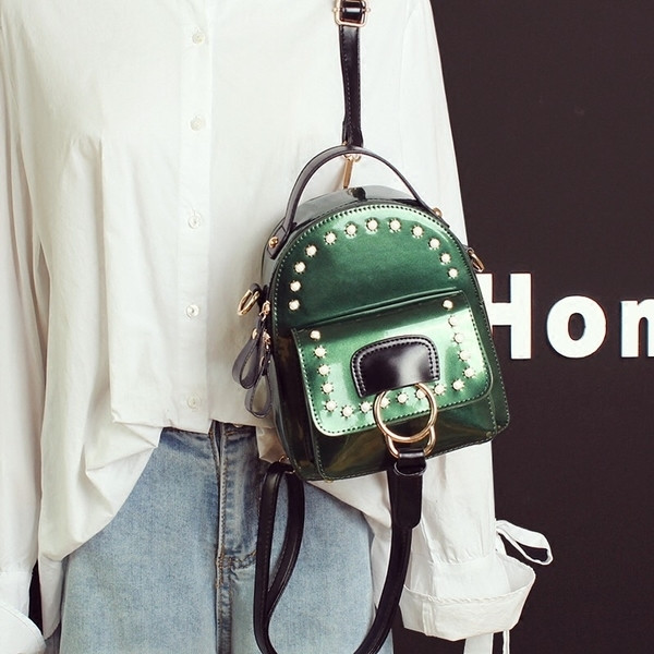 Sportos és elegáns női hátizsák dekoratív flitterekkel és fémgyűrűvel különböző színekben