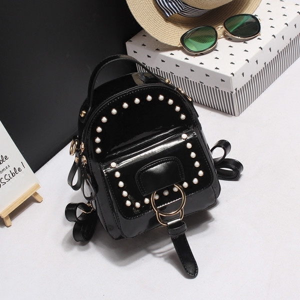 Sportos és elegáns női hátizsák dekoratív flitterekkel és fémgyűrűvel különböző színekben