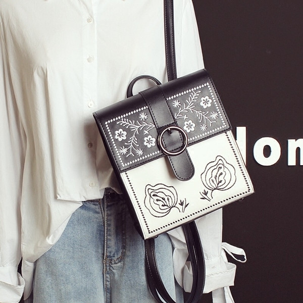 Modern női hátizsák hímzéssel, mindennapi használatra alkalmas három színben