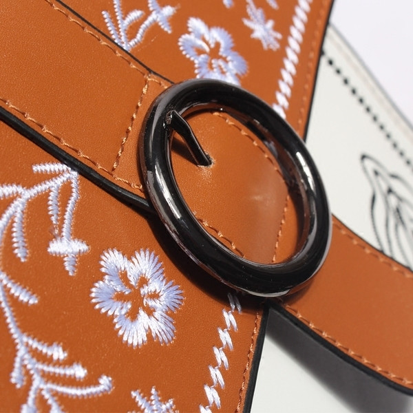 Modern női hátizsák hímzéssel, mindennapi használatra alkalmas három színben