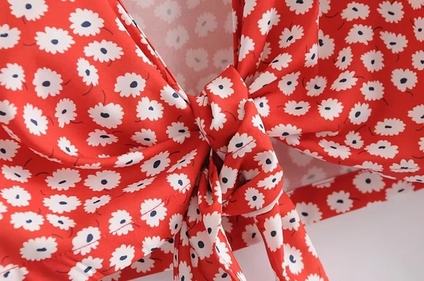 Nyári rövid női blúz nyakkendővel