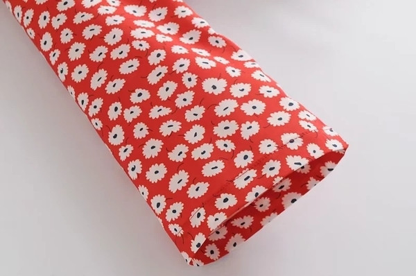 Nyári rövid női blúz nyakkendővel