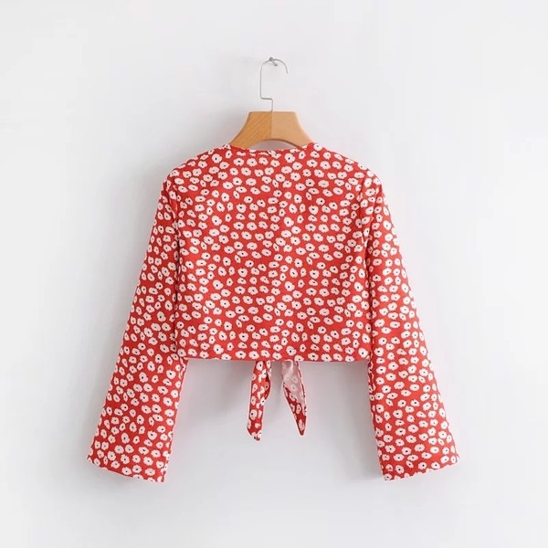 Nyári rövid női blúz nyakkendővel