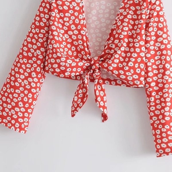 Nyári rövid női blúz nyakkendővel