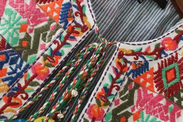 Ежедневен дамски потник с цветен мотив 