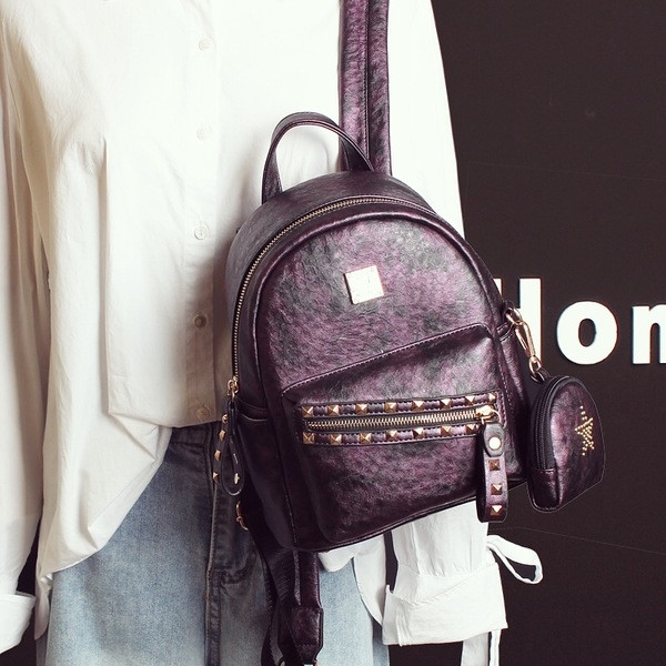 Sport és hétköznapi női hátizsák különböző színű szegecsekkel