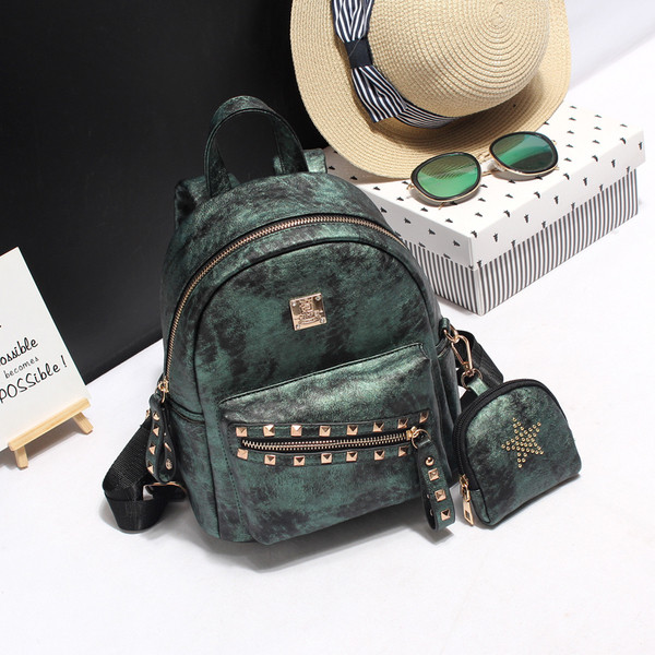 Sport és hétköznapi női hátizsák különböző színű szegecsekkel