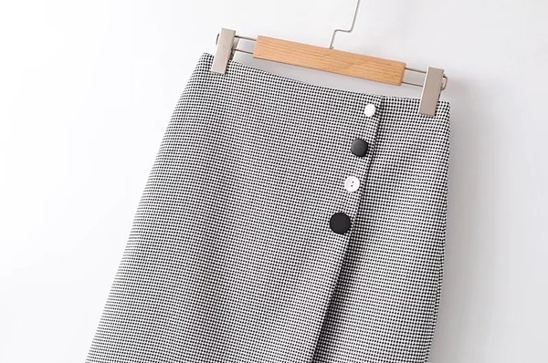 Modern női kockás szoknya magas derékkal, aszimmetrikus hosszúsággal