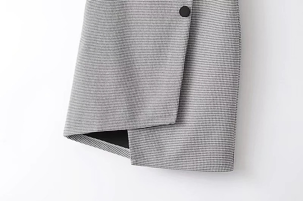 Modern női kockás szoknya magas derékkal, aszimmetrikus hosszúsággal