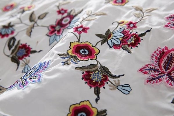 Летен дамски топ с бродерия в бял цвят