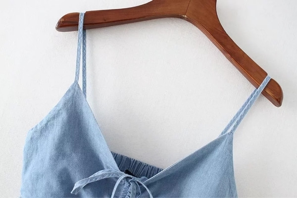 Rövid női felső pánttal és kék szalaggal