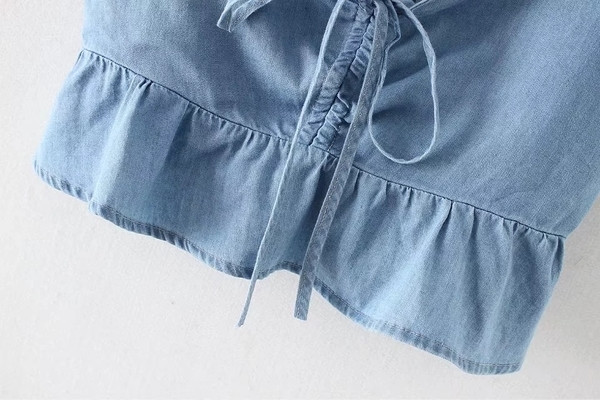 Rövid női felső pánttal és kék szalaggal