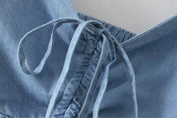 Rövid női felső pánttal és kék szalaggal