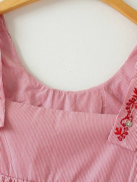 Rochie de damă proaspătă în dungi