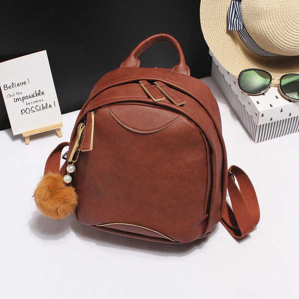 Απλό δερμάτινο σακίδιο με αξεσουάρ σε τρία χρώματα