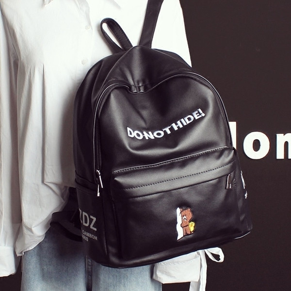 Eko bőrből készült sport-hétköznapi női hátizsák felirattal és mini applikációval három színben