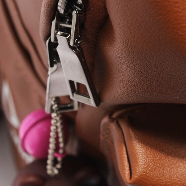 Eko bőrből készült sport-hétköznapi női hátizsák felirattal és mini applikációval három színben