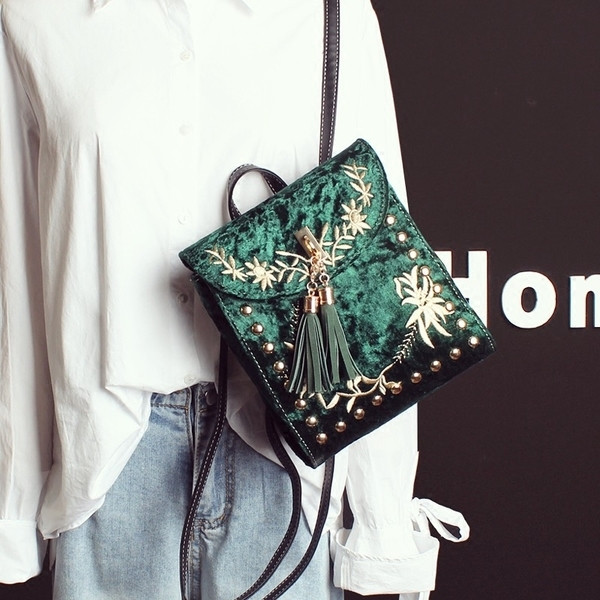 Stílusos női hátizsák négy színben hímzéssel és bojttal