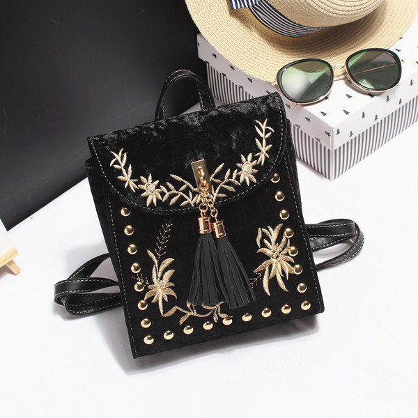 Stílusos női hátizsák négy színben hímzéssel és bojttal