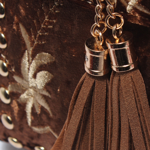 Stílusos női hátizsák négy színben hímzéssel és bojttal