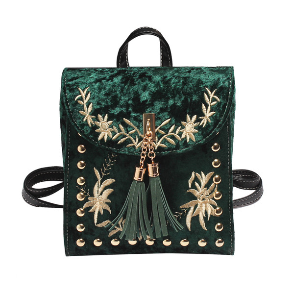 Stílusos női hátizsák négy színben hímzéssel és bojttal