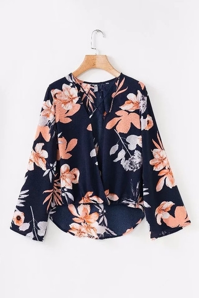 Κομψή γυναικεία μπλούζα με κορδόνια