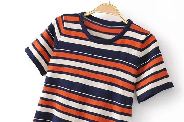 Lezser színű női csíkos póló O-nyakkal