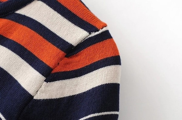 Lezser színű női csíkos póló O-nyakkal