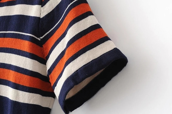 Lezser színű női csíkos póló O-nyakkal