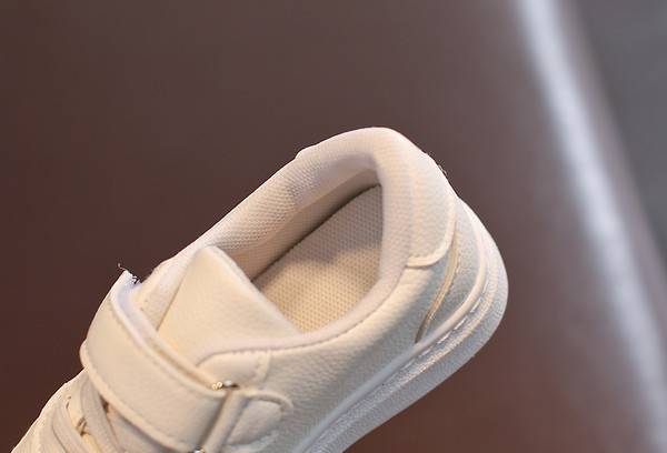 Adidași simpli pentru copii pentru fete și băieți în alb și negru cu autocolante