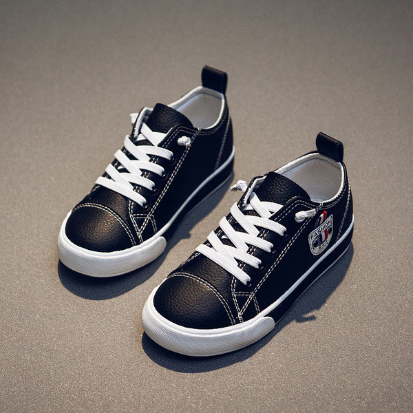 Napi gyerek tornacipő fehér és fekete színben