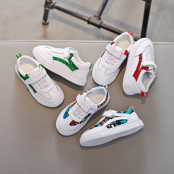 Fehér uniszex gyerek tornacipő színes motívumokkal és matricákkal