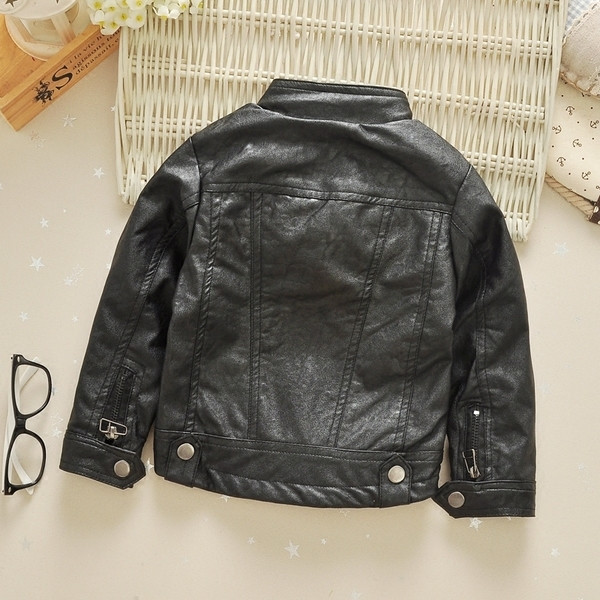 Stílusos öko-bőr kabát fiúknak fekete és piros színben, mindennapi használatra